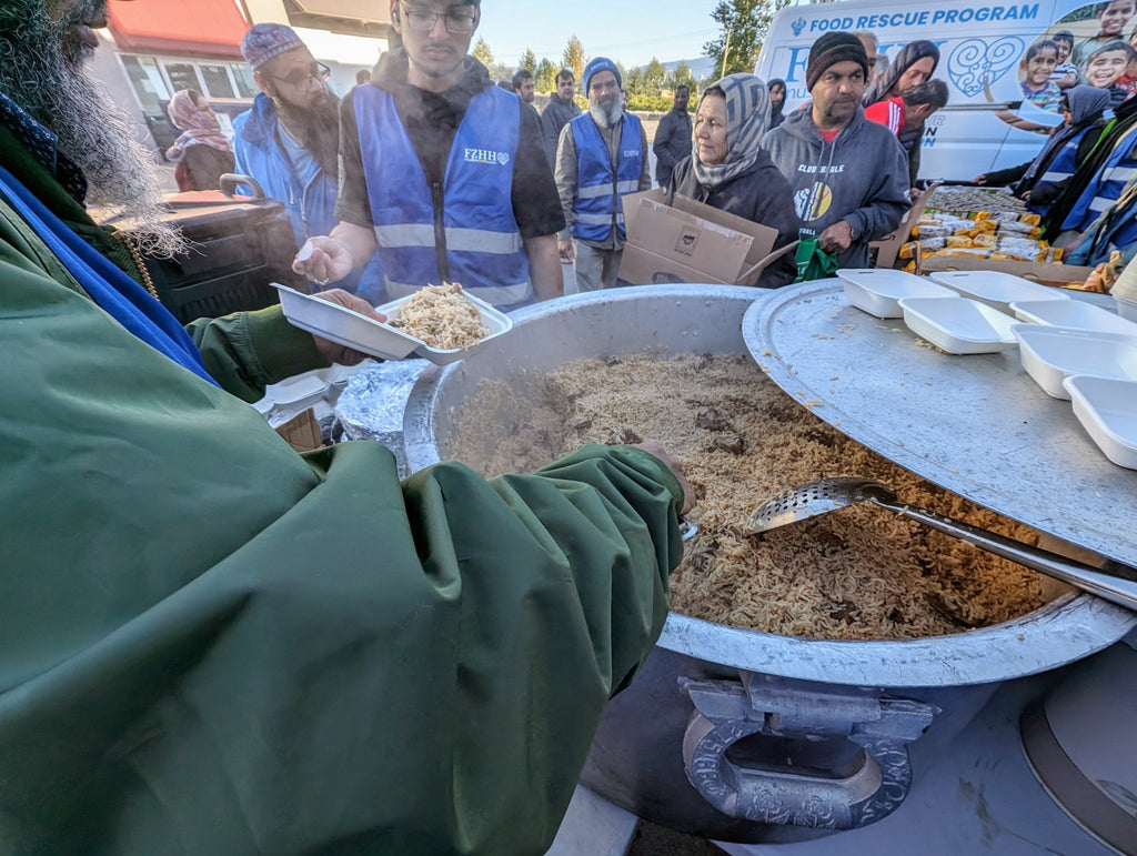 Vancouver, Canada - Participating in Mobile Food Rescue Program by Distributing Hot Meals with Water, Fresh Produce & Essential Groceries to 300+ Less Privileged Families at Local Community's Muslim Food Bank
