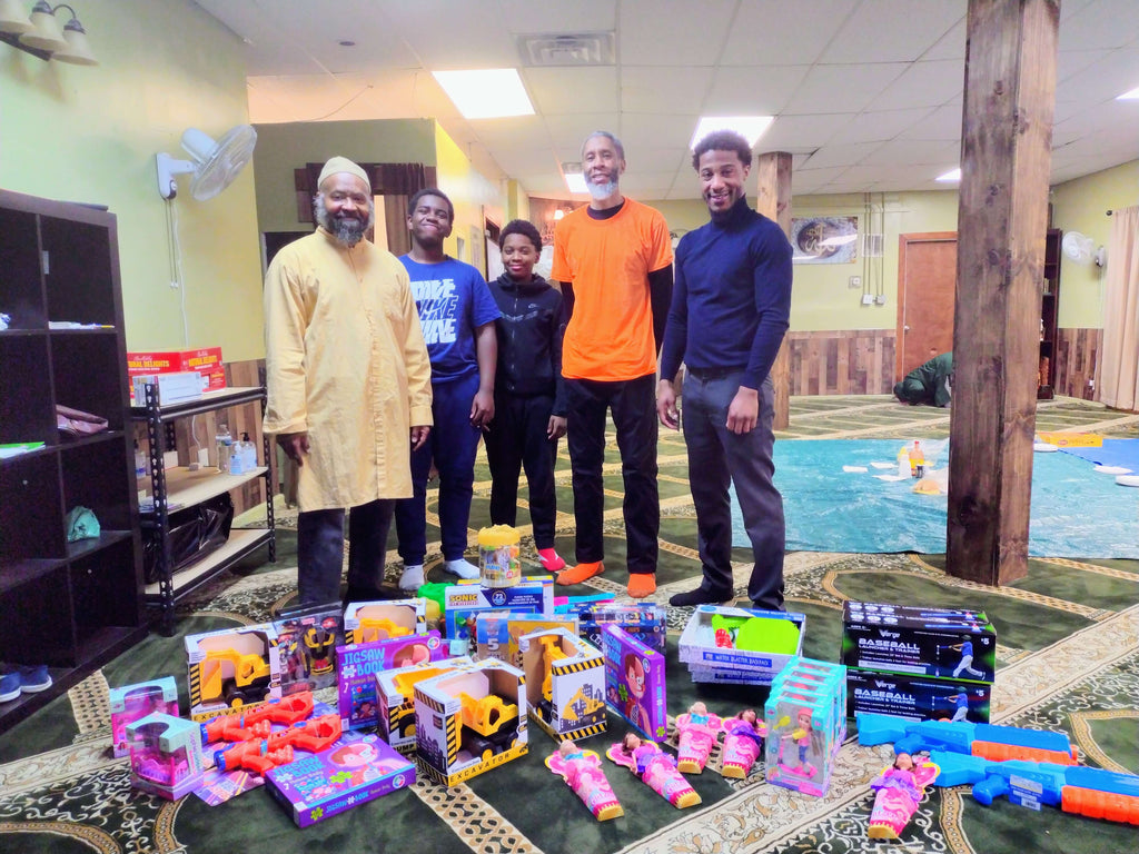 Chicago, Illinois - Participating in Month of Ramadan Appeal Program & Mobile Food Rescue Program by Distributing Eid Gifts to Less Privileged Children & Families at Two City Mosques