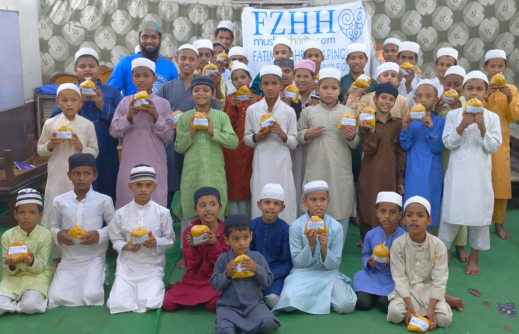 Hyderabad, India - Participating in Mobile Food Rescue Program by Distributing 110+ Hot Meals to Madrasa Students, Homeless & Less Privileged Families
