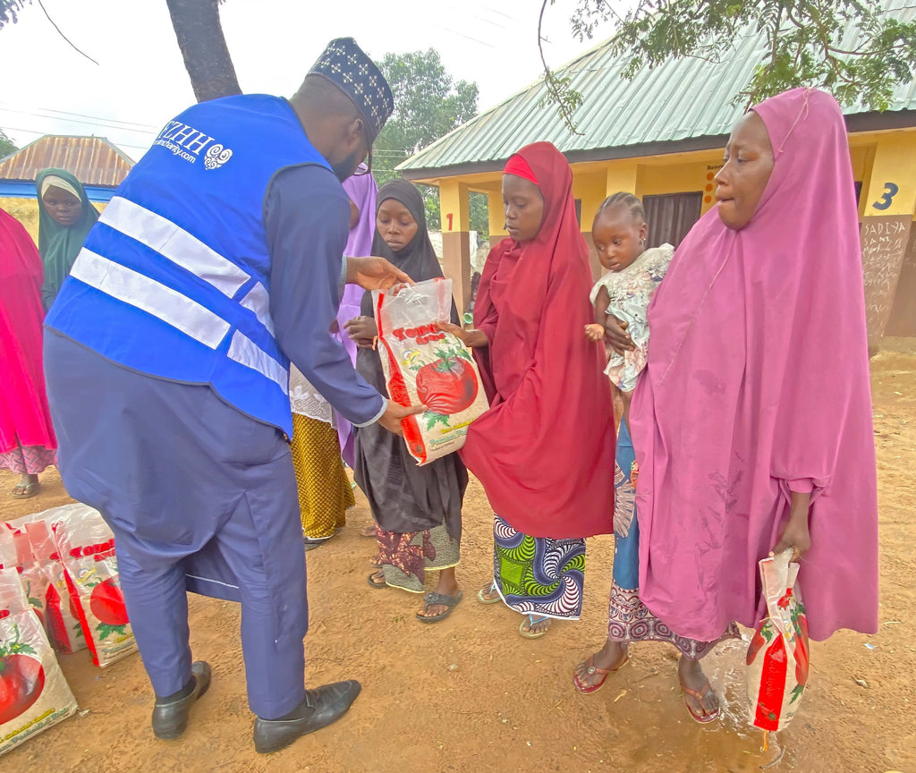 Abuja, Nigeria - Participating in Mobile Food Rescue Program by Distributing Candy & Footwear to Less Privileged Children & Rice Bags to 10+ Women at Internally Displaced Persons Camp