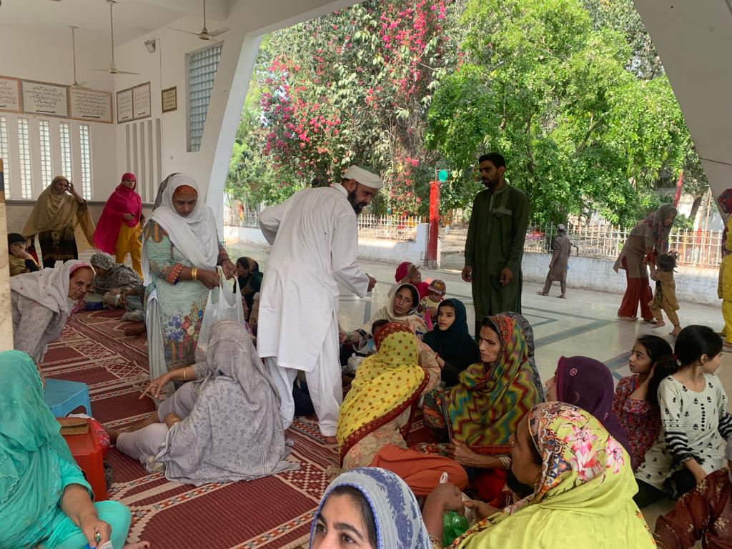 Lahore, Pakistan - Participating in Mobile Food Rescue Program by Serving Hot Meals, Fresh Fruits & Juices to People in Need at Local Community's Holy Shrine of Hazrat Madhoo Lal Hussain ع