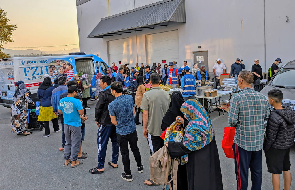 Vancouver, Canada - Participating in Mobile Food Rescue Program by Serving Hot Meals with Cold Drinks & Distributing Essential Groceries to 300+ Less Privileged Families